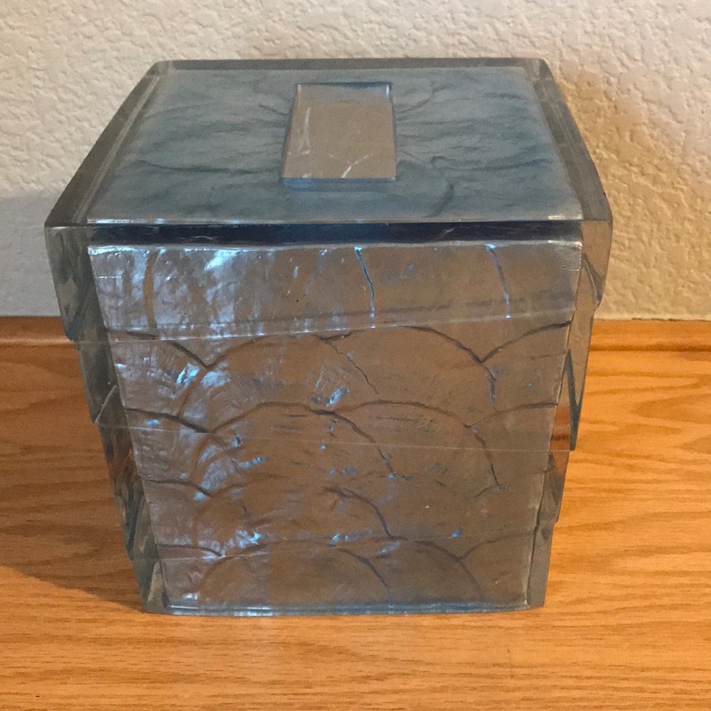 Tissue Holder